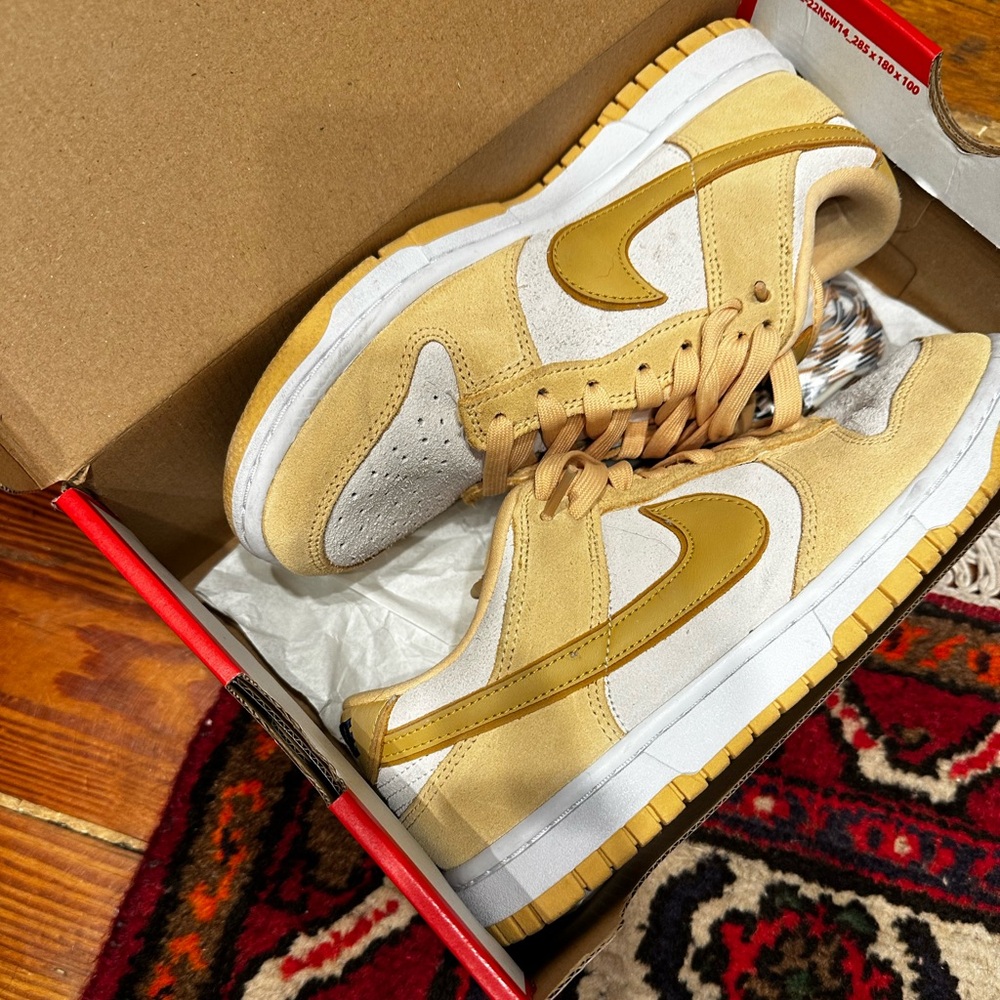 YELLOW SUEDE NIKE DUNKS